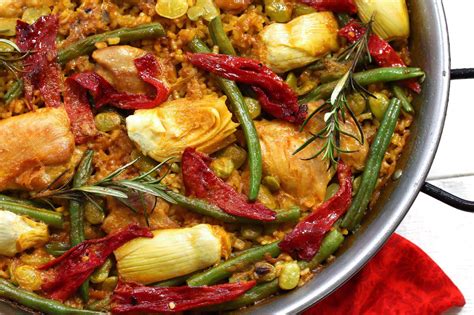   Paella Valenciana: 燉煮鮮美，香氣四溢的西班牙經典！